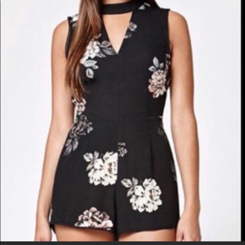 KENDALL & KYLIE WOMENS FLORAL ROMPER BLACK